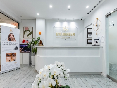 us-evergreen-medspa-flushing-ny-medical-spa-front-desk-reception-area1